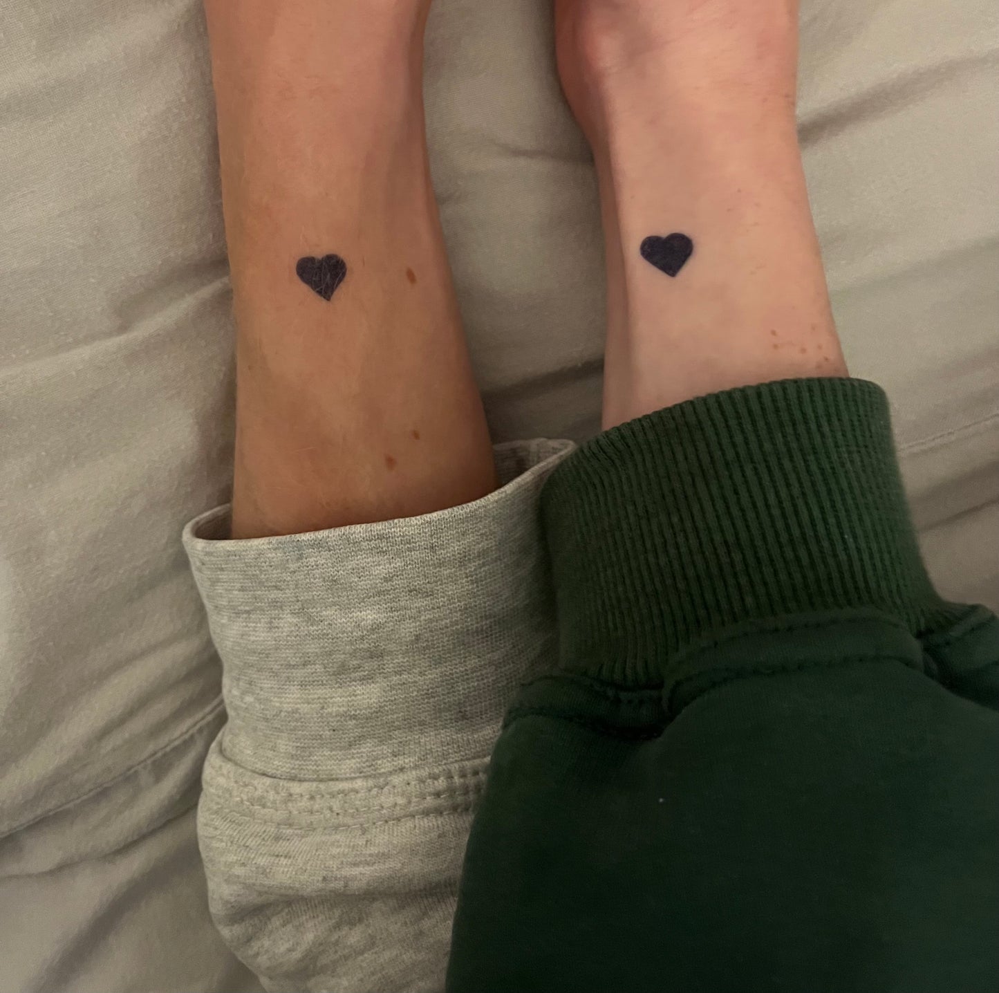 Tatuaje temporal corazón negro