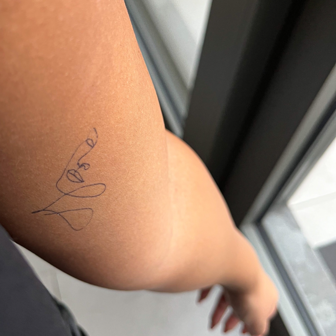Tatuaje temporal cara fineline
