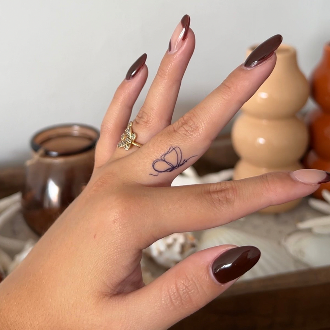 Tatuaje temporal mariposa fineline