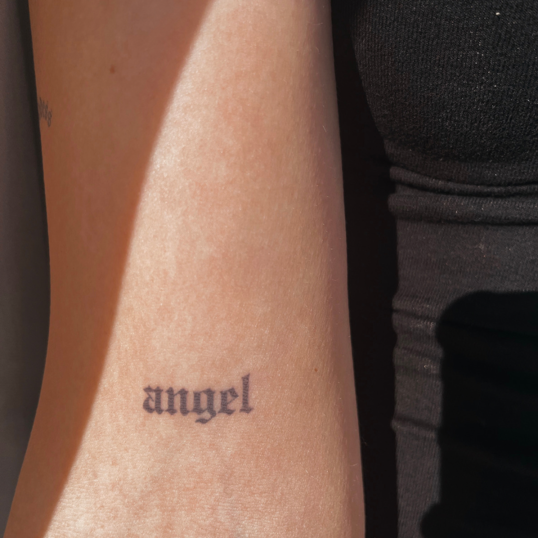 Ángel del tatuaje temporal
