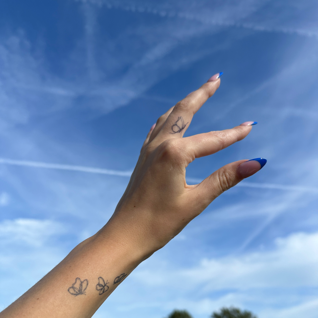 Tatuaje temporal mariposa fineline