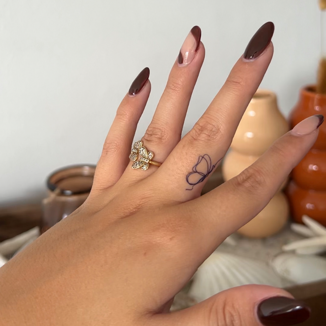 Tatuaje temporal mariposa fineline