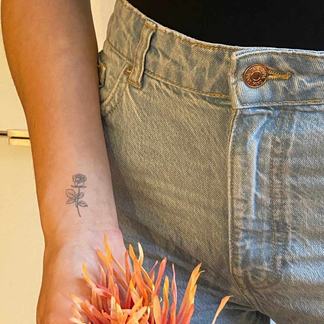 Tatuaje temporal rosa