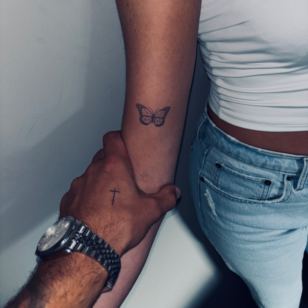 Cruz de tatuaje temporal