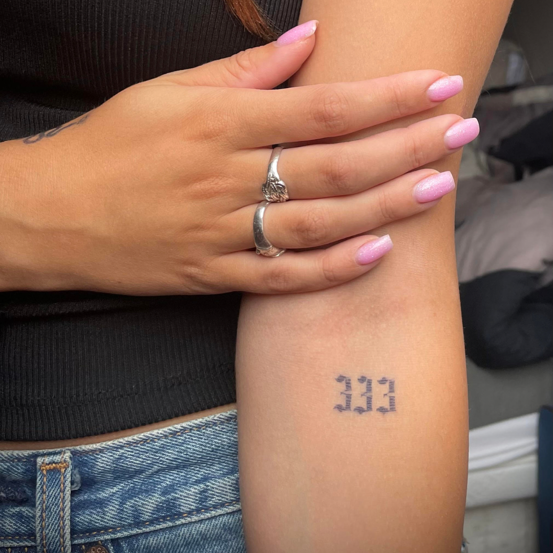 Tijdelijke tattoo 333