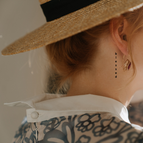 Tatuaje de texto en el cuello